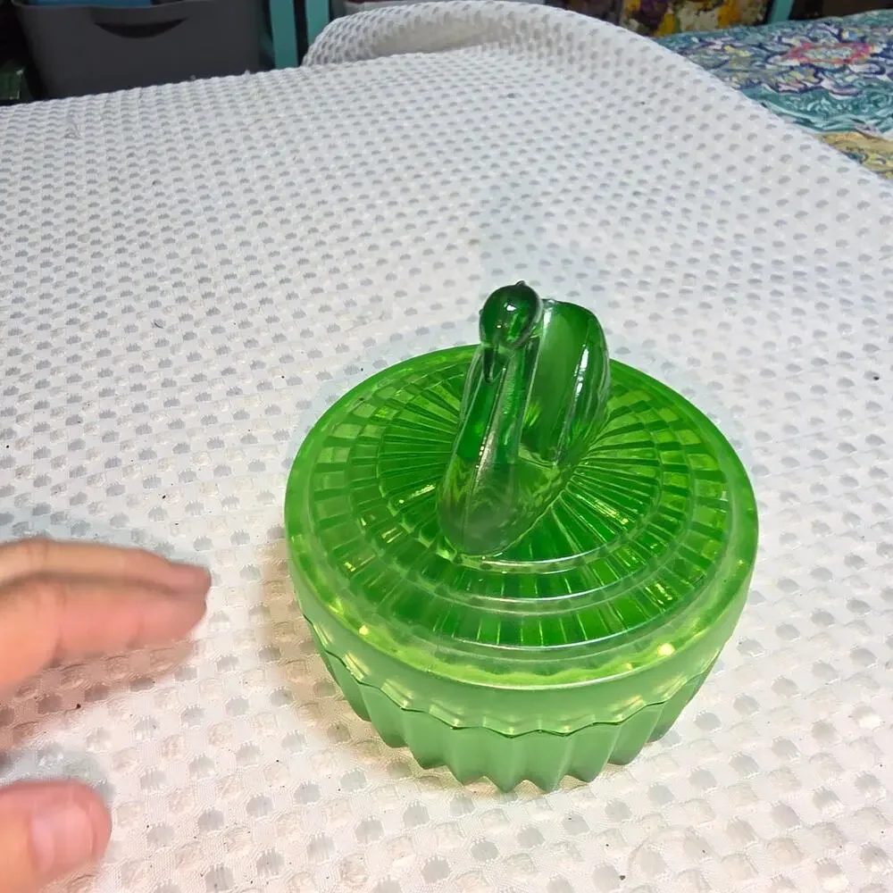 VINTAGE GREEN JEANETTE ROUND SWAN LIPSTICK HOLDER/ POWDER JAR